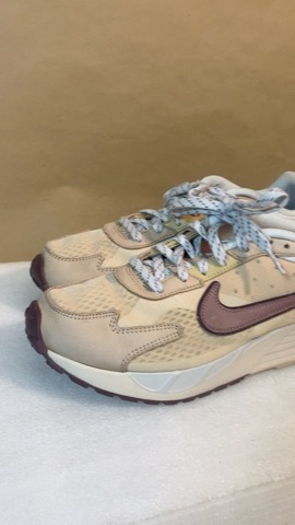 Stylish Nike Sneakers - Comfortable & Trendy!